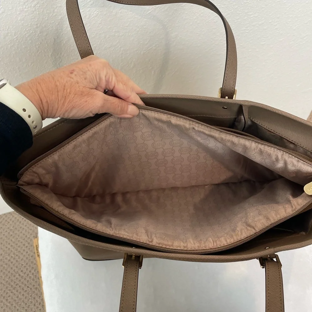 Micheal Kors jet set tote